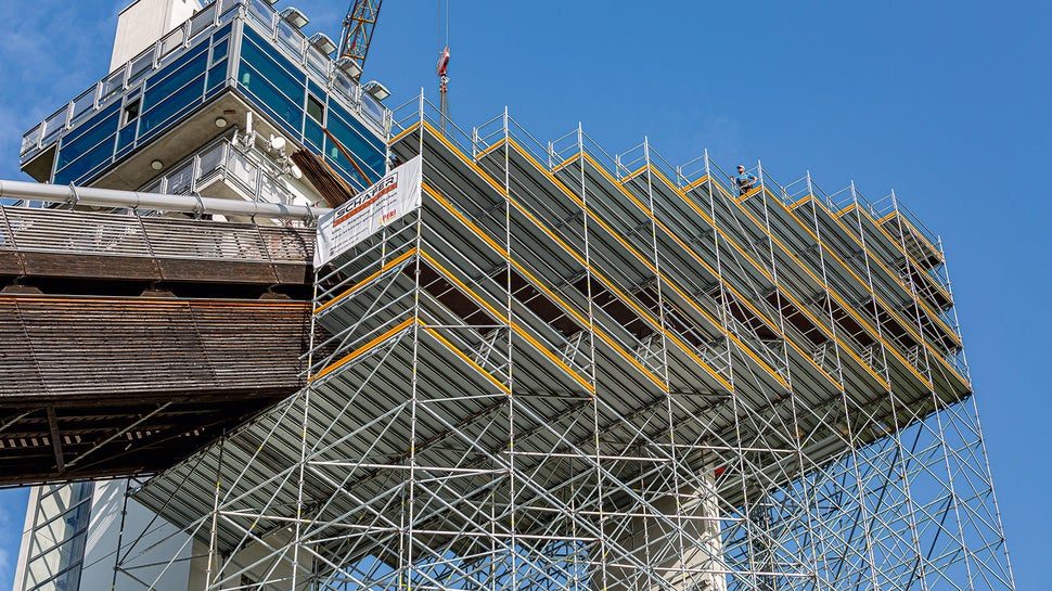 PERI UP Flex bildete in Kombination mit PERI UP Easy Fassadengerüstbauteilen ein räumlich ausgebildetes Arbeits- und Traggerüst zur Modernisierung des Schanzenkopfes.