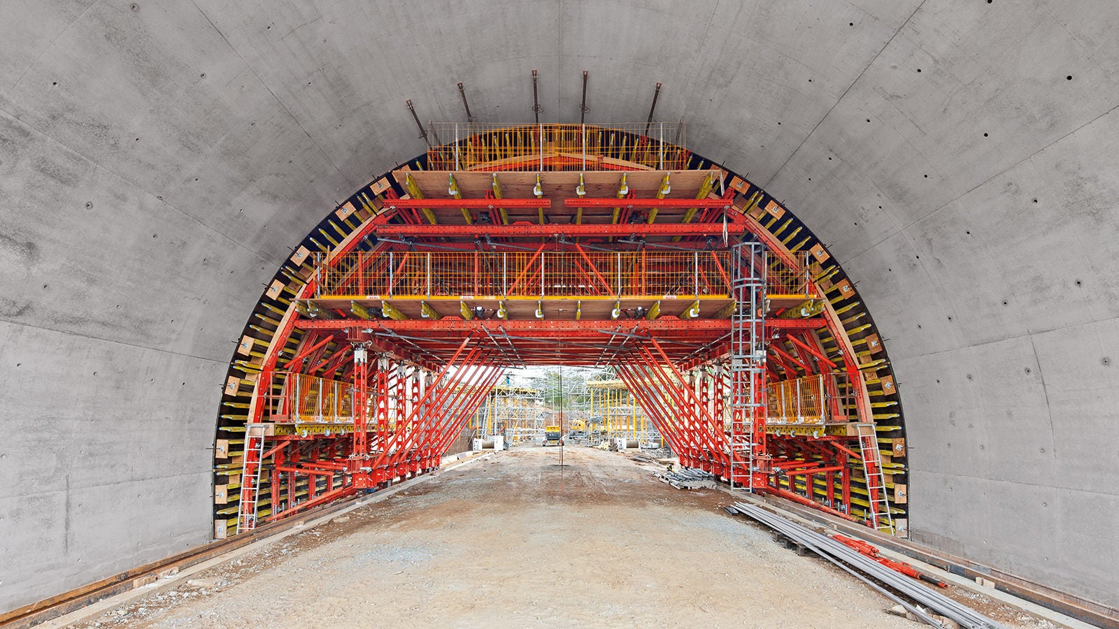 With VARIOKIT system components, cost-effective tunnel formwork carriages can be realized which are precisely adapted to meet the needs of the respective jobsite.