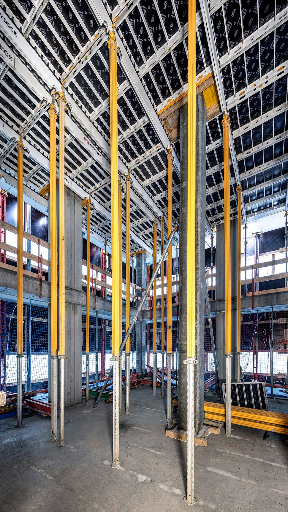 The lightweight, easily manageable system components of the SKYDECK Panelized Slab Formwork enabled energy-saving work processes and short shuttering times. 