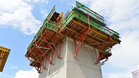 CB Climbing System is attached to the lift core which is a few storeys above the construction level