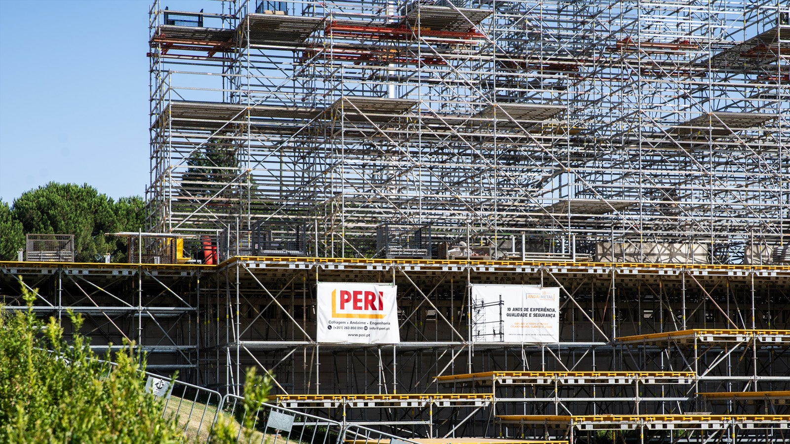 In addition to the elements of the PERI UP Scaffolding Kit, VT girders and 3-ply plywood were used to form various platforms, while SRU steel walers and tie rods were applied for anchoring the scaffolding to the counterweights. (Photo: PERI SE)<br/>