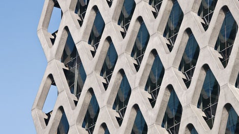 Все чаще передовые девелоперы применяют архитектурный бетон в отделке входных групп и мест общественного пользования. 