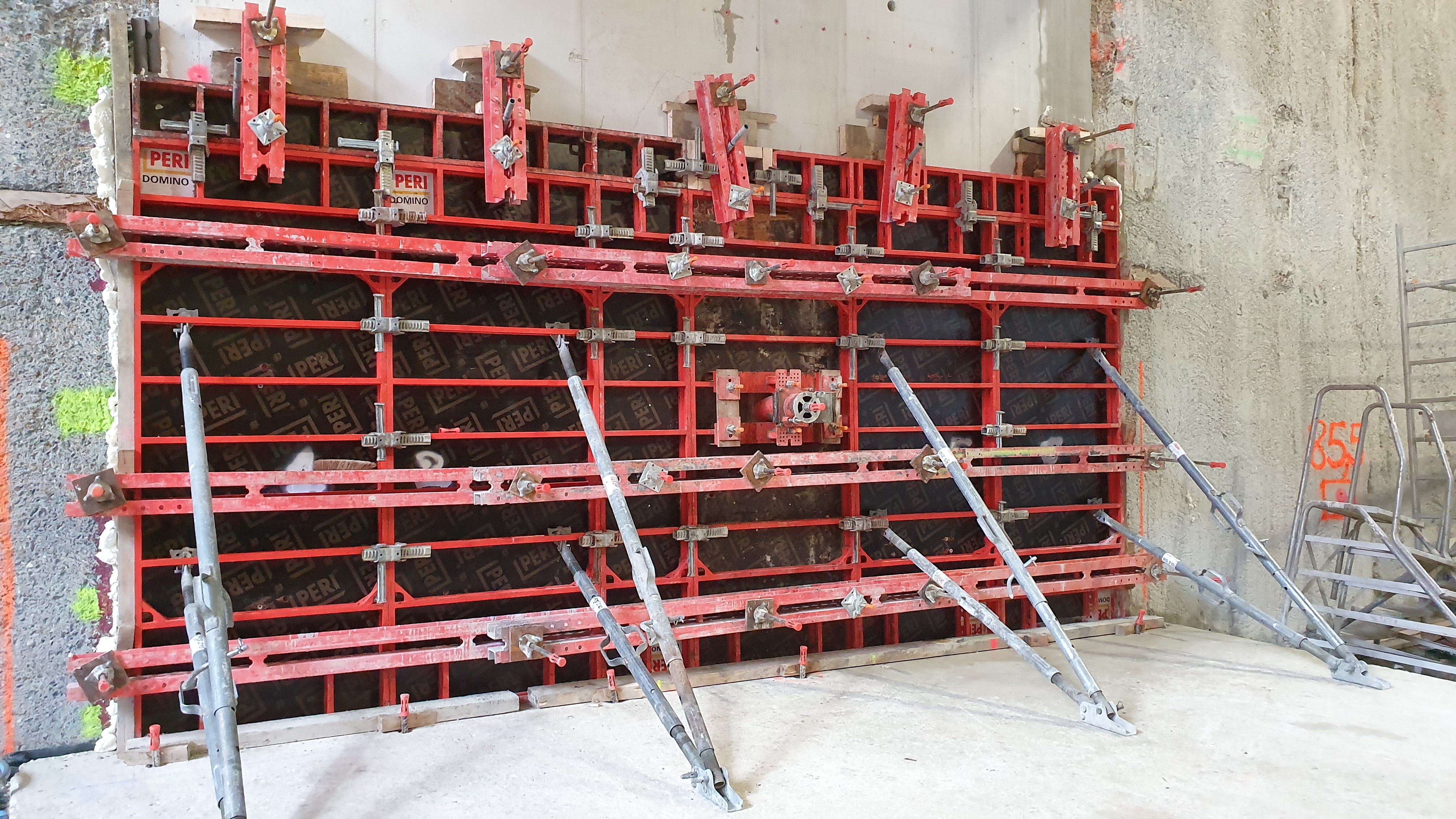 Voile sous caniveau une face DOMINO ancré dans paroi moulée