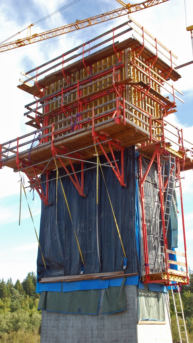 VARIO forme på CB klatrekonsoller til støbning af de permanenter bropiller.<br/>