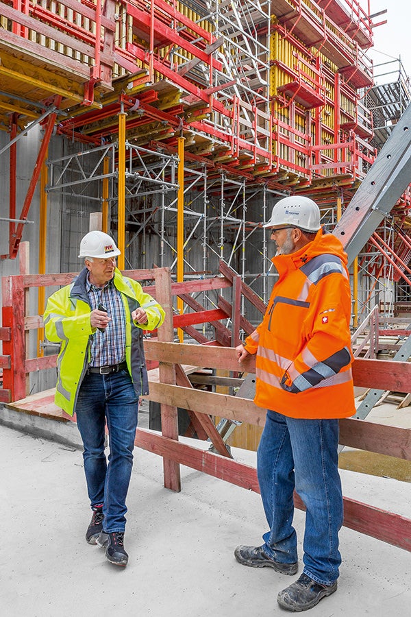 Beim Bau der Moselschleuse Trier unterstützte ein PERI Projektkoordinator in technischen, kaufmännischen und logistischen Aspekten die Baustellenverantwortlichen bei der Koordination der Planungs- und Montageleistung sowie der Steuerung der termingerechten Materialbereitstellung.