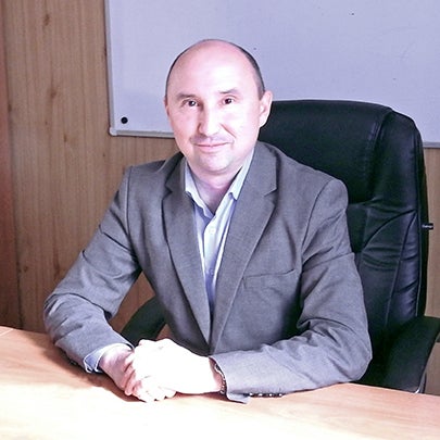 «В процессе сотрудничества с PERI мы оценили оперативность отгрузок и техническую поддержку на протяжении всего проекта. Отдельно стоит сказать о грамотном техническом решении для бетонирования монолитной аутригерной фермы. Опалубка, которую мы приобрели для Идель тауэр, универсальна и будет использоваться и на других объектах. Мы также арендовали систему ветрозащиты – панели, с которыми мы обеспечили безопасность строителей при работе на высоте. Кроме этого, использование системы ветрозащиты позволило не снижать скорость строительства при сильных ветрах».