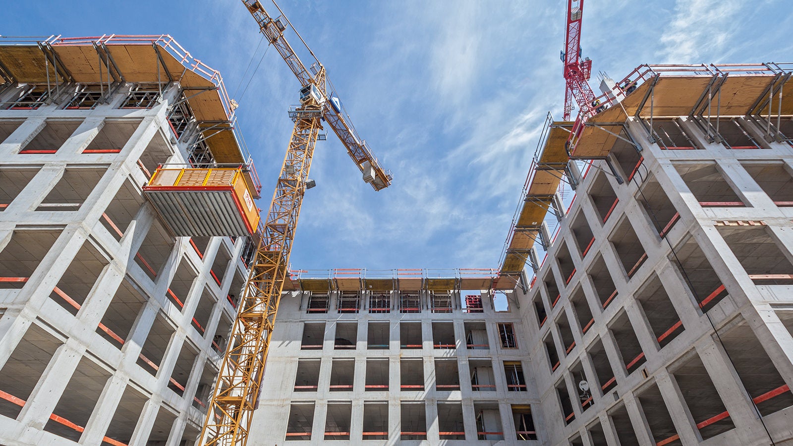 FB 180 folding platforms served as work and formwork scaffolding for the office and hotel buildings. A RCS MP landing platform could be positioned variably and was used for the moving and interim storing of formwork material. 
