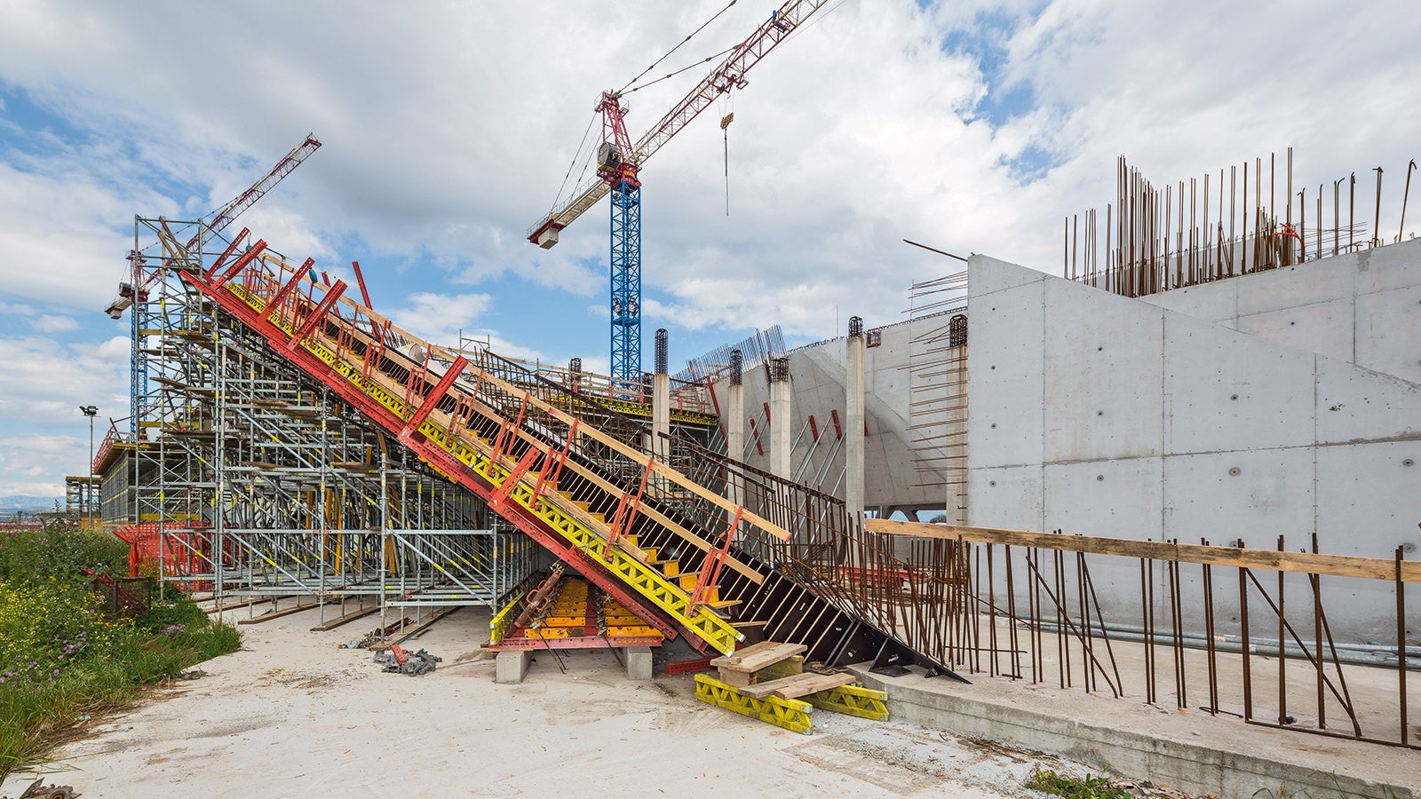 The VARIO GT 24 Wall Formwork and PERI UP Modular Scaffolding demonstrated adaptability par excellence – also for the very challenging architectural concrete components.