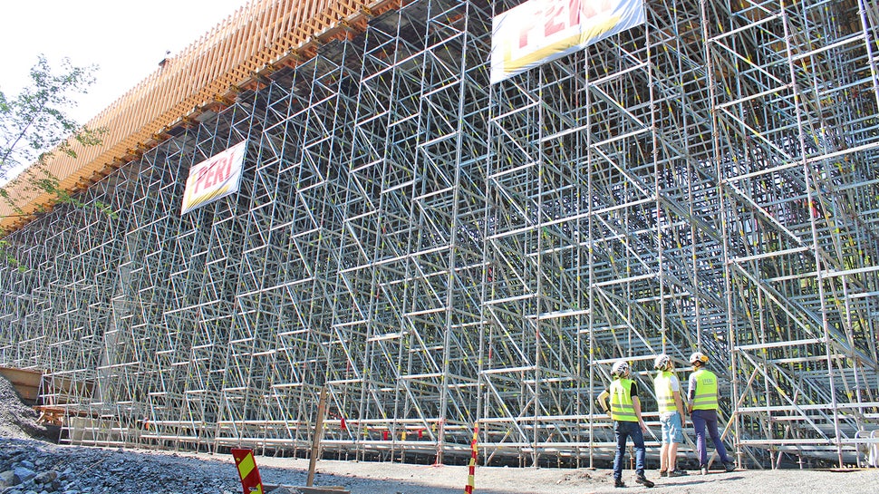 PERI UP Flex -telineet olivat käytössä sillan kannen tuennassa.