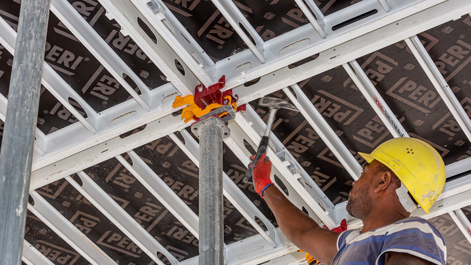 Die besondere Konstruktion des Absenkkopfes der SKYMAX Deckenschalung minimiert die Schalzeiten und ermöglicht das Arbeiten in Takten, denn so lassen sich Deckenabschnitte früher ausschalen.