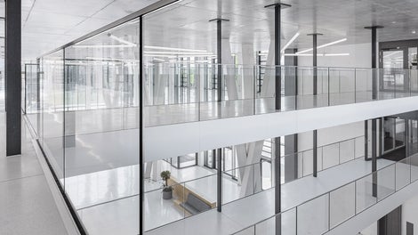 In höchster Sichtbetonqualität der Klasse SB 4 und unter Verwendung von feinstem Weißbeton finden sich bei diesem Projekt zahlreiche architektonische Highlights. Darunter spektakulär verdrehte Baumstützen, schwunghaft gemusterte Fassaden-Betonfertigteile und scharfkantige Unterzüge in strahlenförmigem Verlauf.<br/>(Foto: Thilo Ross)<br/>