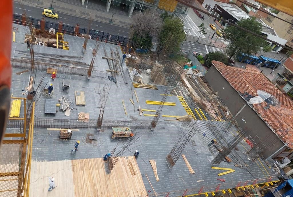 Encofrado para losas con vigas MULTIFLEX, en combinación con torres de carga ST-100