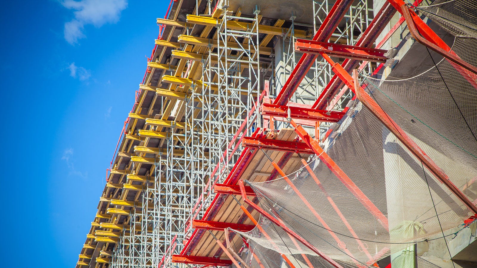 Одно из условий объекта – строительство в стесненных условиях. Поэтому несущие башни для бетонирования консольной части плиты перекрытия на отметке +20 м невозможно было установить на землю. Для решения этой задачи башни были установлены на рабочие платформы.