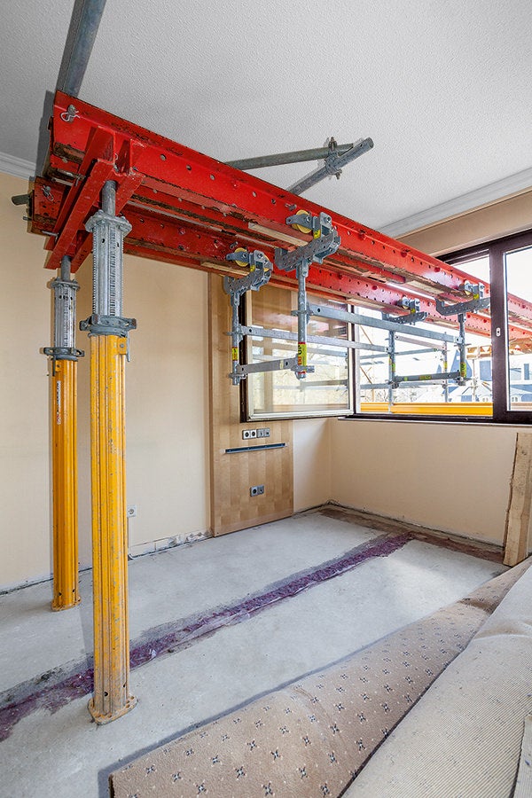The Trolley UFS 20 can also be used on PERI RCS Rails – as shown here for transporting materials in a refurbishment project.