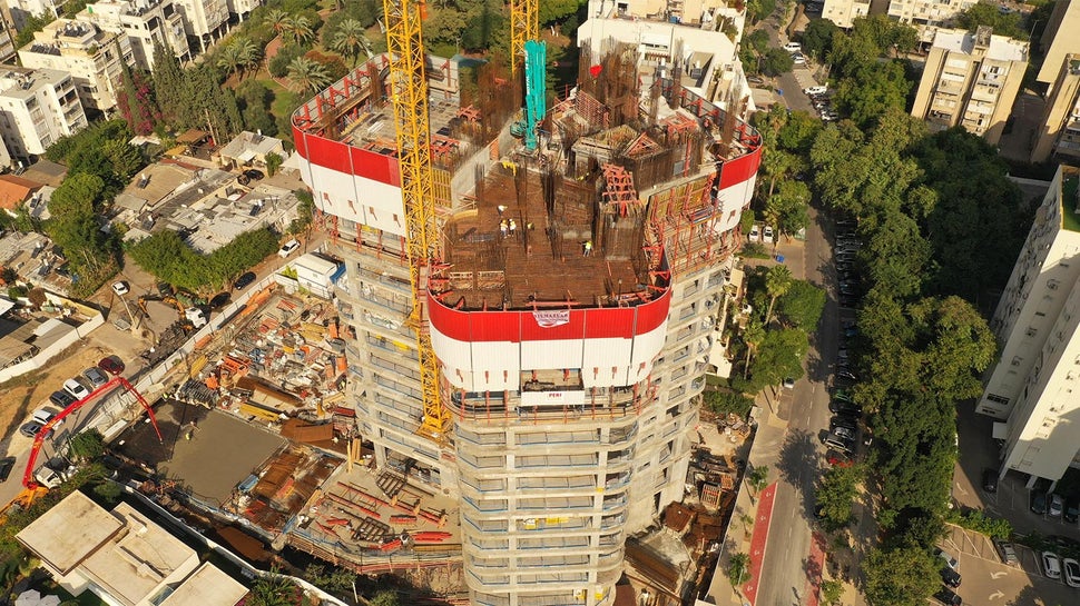 מערכת פנלי הגנה היקפית מסוג RCS-P לחזיתות הפתוחות, מתוכן 6 פנלים מעוגלים לפי גאומטריית הבניין.<br/>פלטפורמות מטפסות חיצוניות מסוג RCS-C עבור הקירות החיצוניים של הגרעין ושל הממ"דים.<br/>מתקן מטפס RCS-I עבור תבניות פנימיות של הממ"דים.<br/>