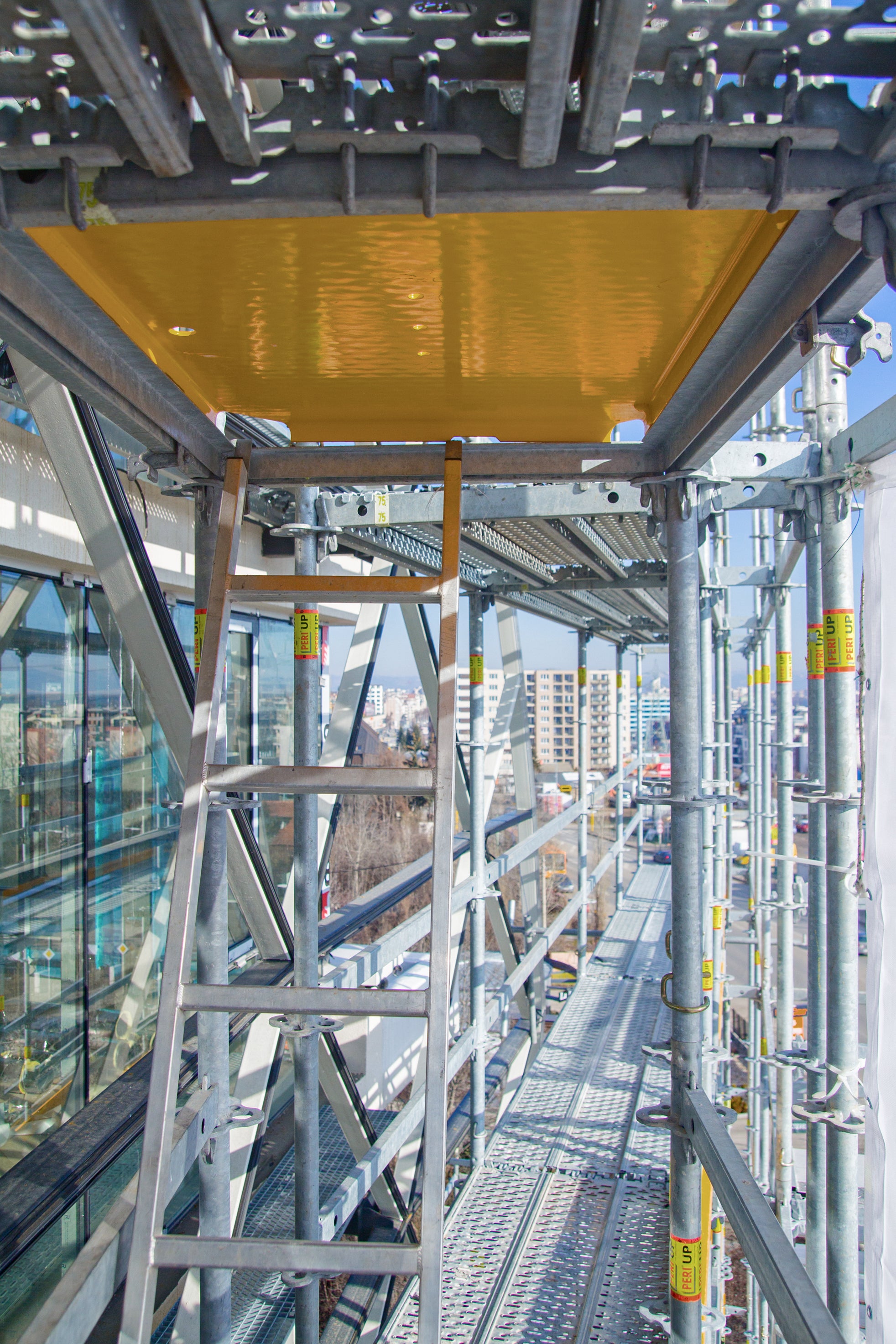 Безопасен монтаж и сигурност при работа