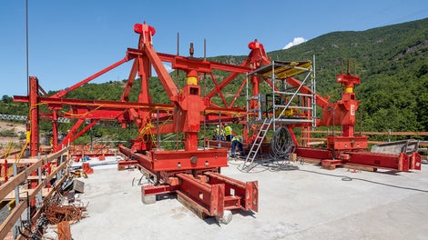 In particular, the complete hydraulic alignment and adjustment as well as the simple moving procedure of VBC Carriage shortened the execution times. This allowed the four cantilevered elements to be realised in a 7-day cycle.