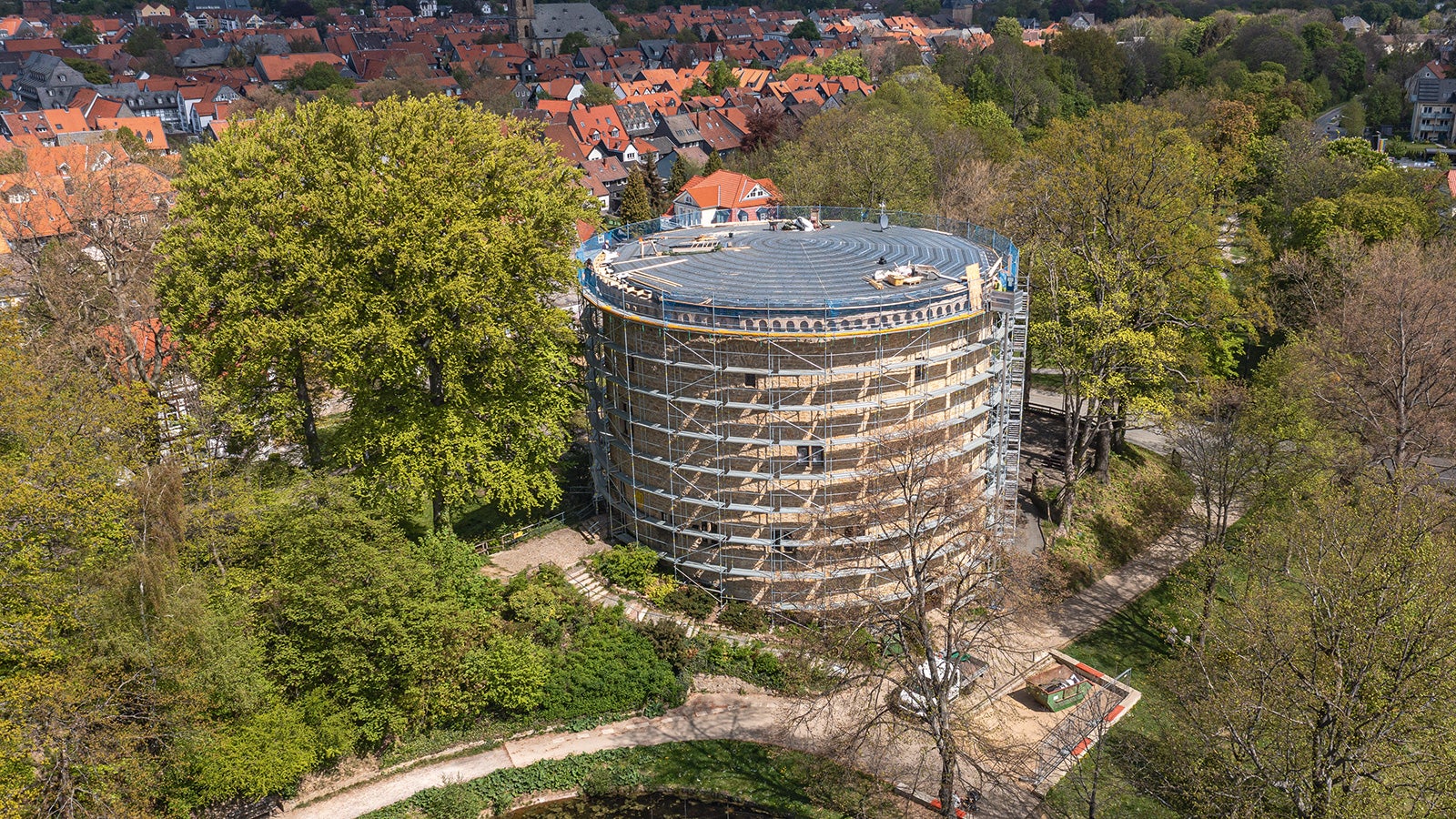 Eines der ersten Projekte von Gerüstbau Fiß GmbH mit PERI UP: eine nahezu kupplungsfreie Rundrüstung als Dachfanggerüst am historischen Zwinger in Goslar.