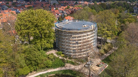 Eines der ersten Projekte von Gerüstbau Fiß GmbH mit PERI UP: eine nahezu kupplungsfreie Rundrüstung als Dachfanggerüst am historischen Zwinger in Goslar.