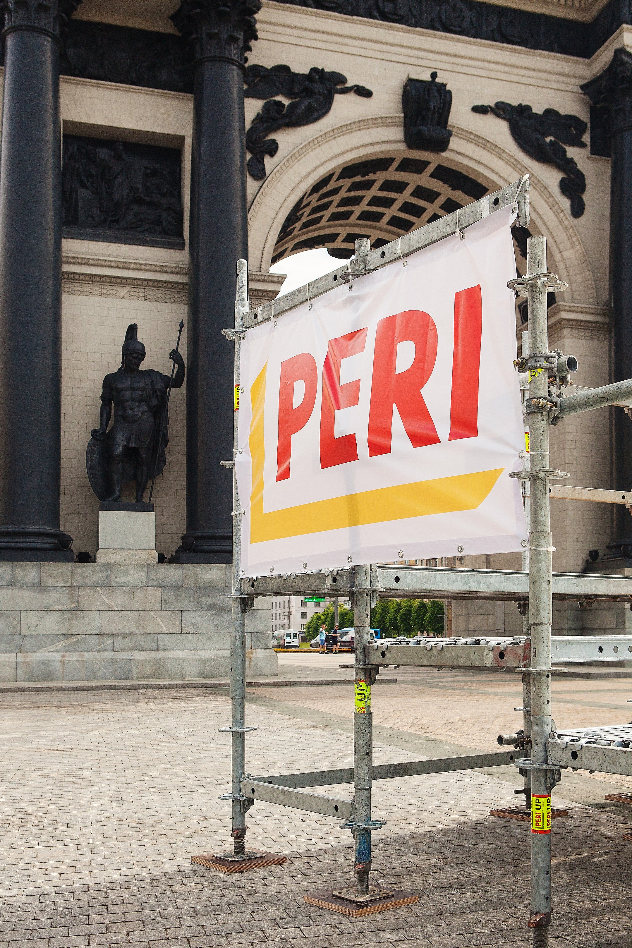 Расчетная нагрузка на настил - 750 кг/м2 - была произведена с учетом того, что в мероприятии принимают участие 100 человек.