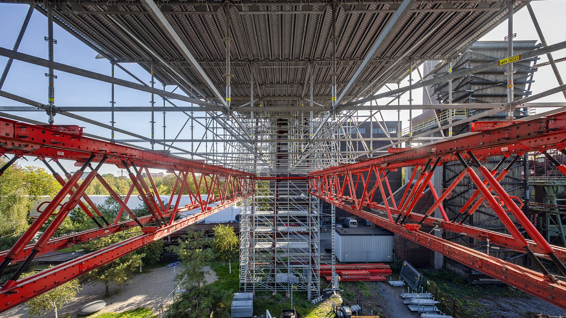 Das PERI Gerüstkonzept mit weit gespannten Überbrückungen schafft Platz unterhalb der Bandbrücken und sorgt insbesondere für ein hohes Einsparungspotenzial.