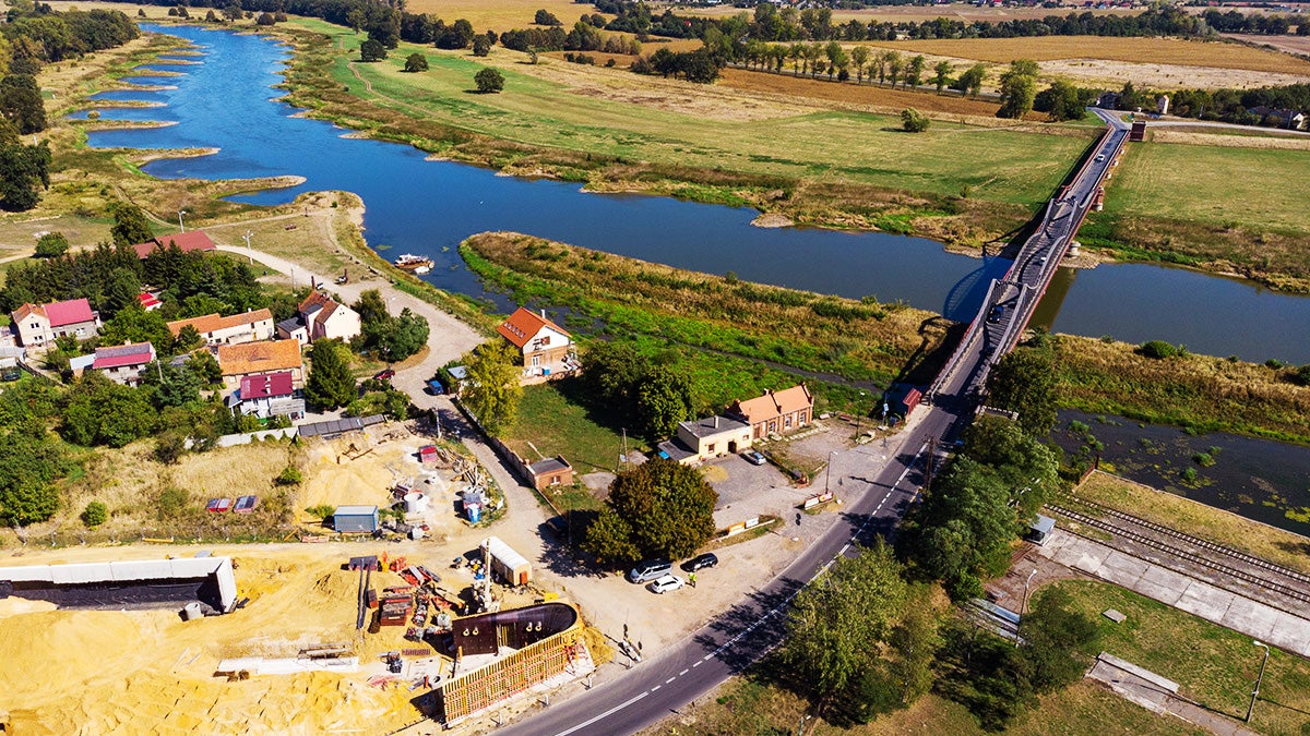 Budowa Park &amp; Ride w Ścinawie łączy komunikację drogową z trasami rowerowymi oraz portem rzecznym z którego statki wycieczkowe odbywają rejsy po Odrze.