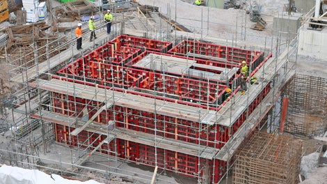 Yhdeltä puolelta sidottava MAXIMO-seinämuotti on omiaan ahtaissa paikoissa.