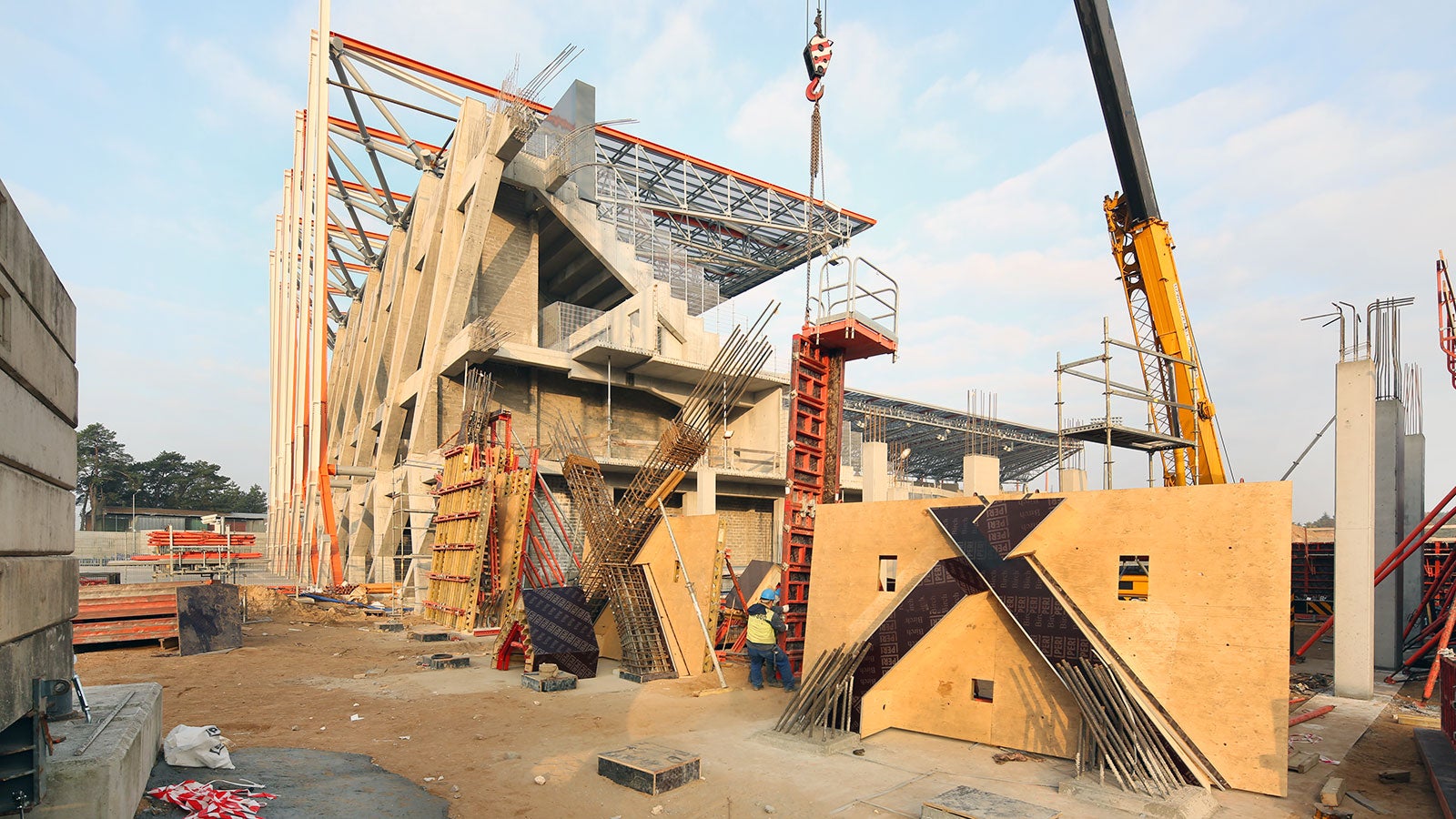 Aby spełnić wysokie wymagania architektoniczne oraz najwyższą dokładność wykonania, zastosowano specjalnie w tym celu wyprodukowane deskowania VARIO GT 24.