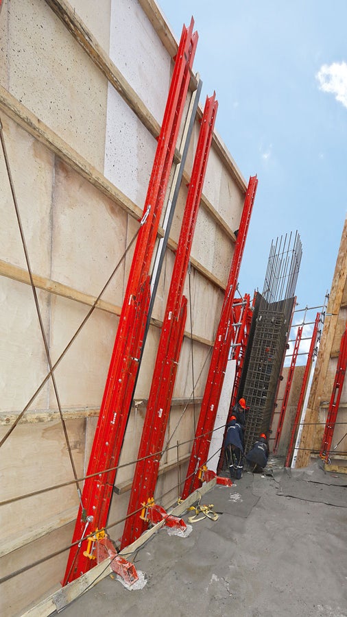 Os trilhos de escalada com inclinação do painel de proteção de subida RCS estão permanentemente conectados ao edifício por meio de sapatas de laje correspondentes.