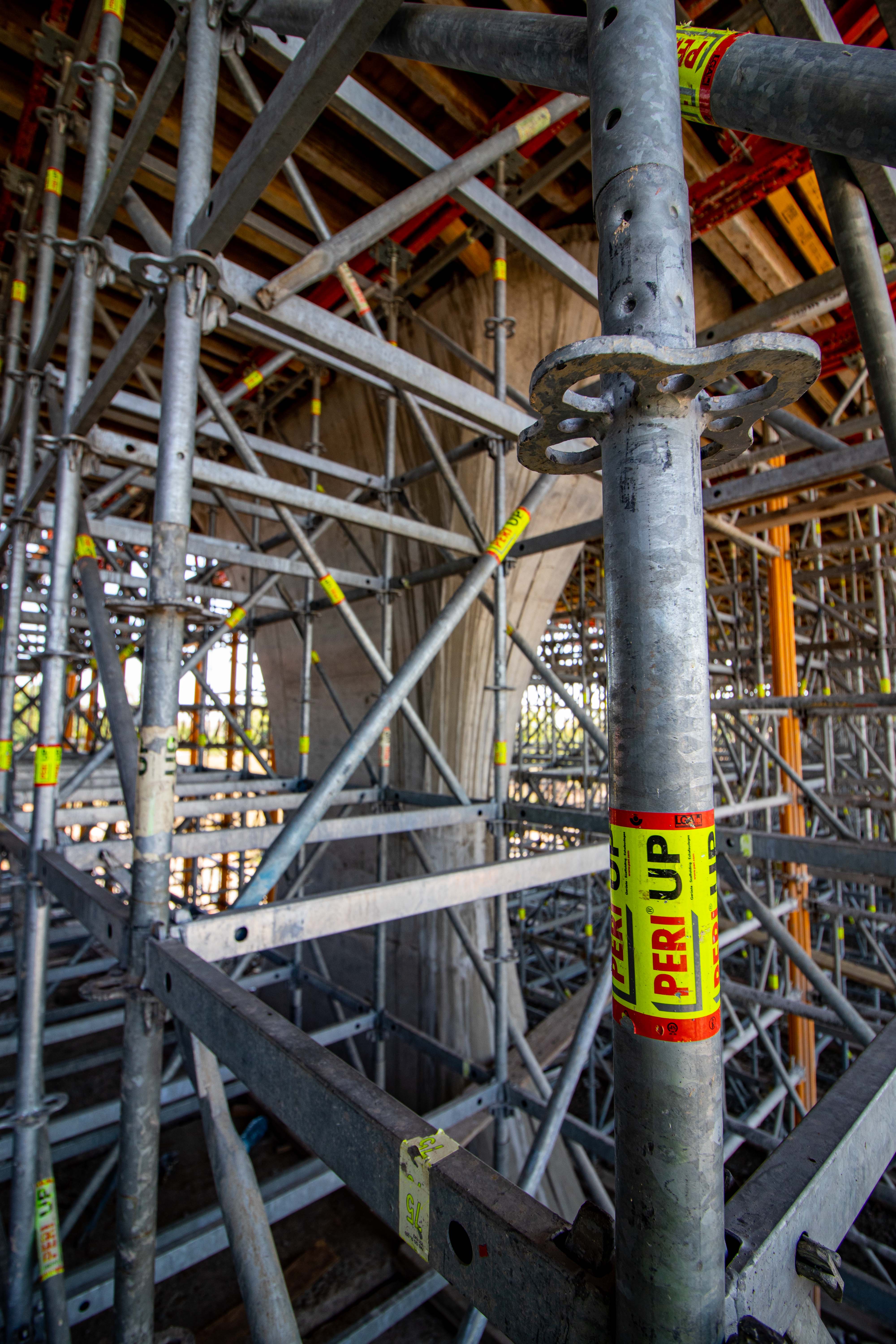  PERI UP Flex e сигурна основа за работа с кофражни маси, дори при големи височини, защото може да се приспособи към геометрията и изискванията за натоварване на всеки обект