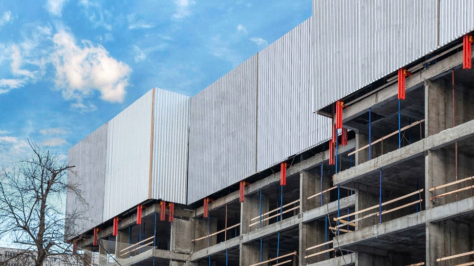 Жилой комплекс строится в условиях плотной застройки, поэтому стоял вопрос защиты рабочего горизонта на высоту 5 м. При этом периметр ограждения неровный, поэтому две центральные панели шириной 10 метров находились в углублении здания.