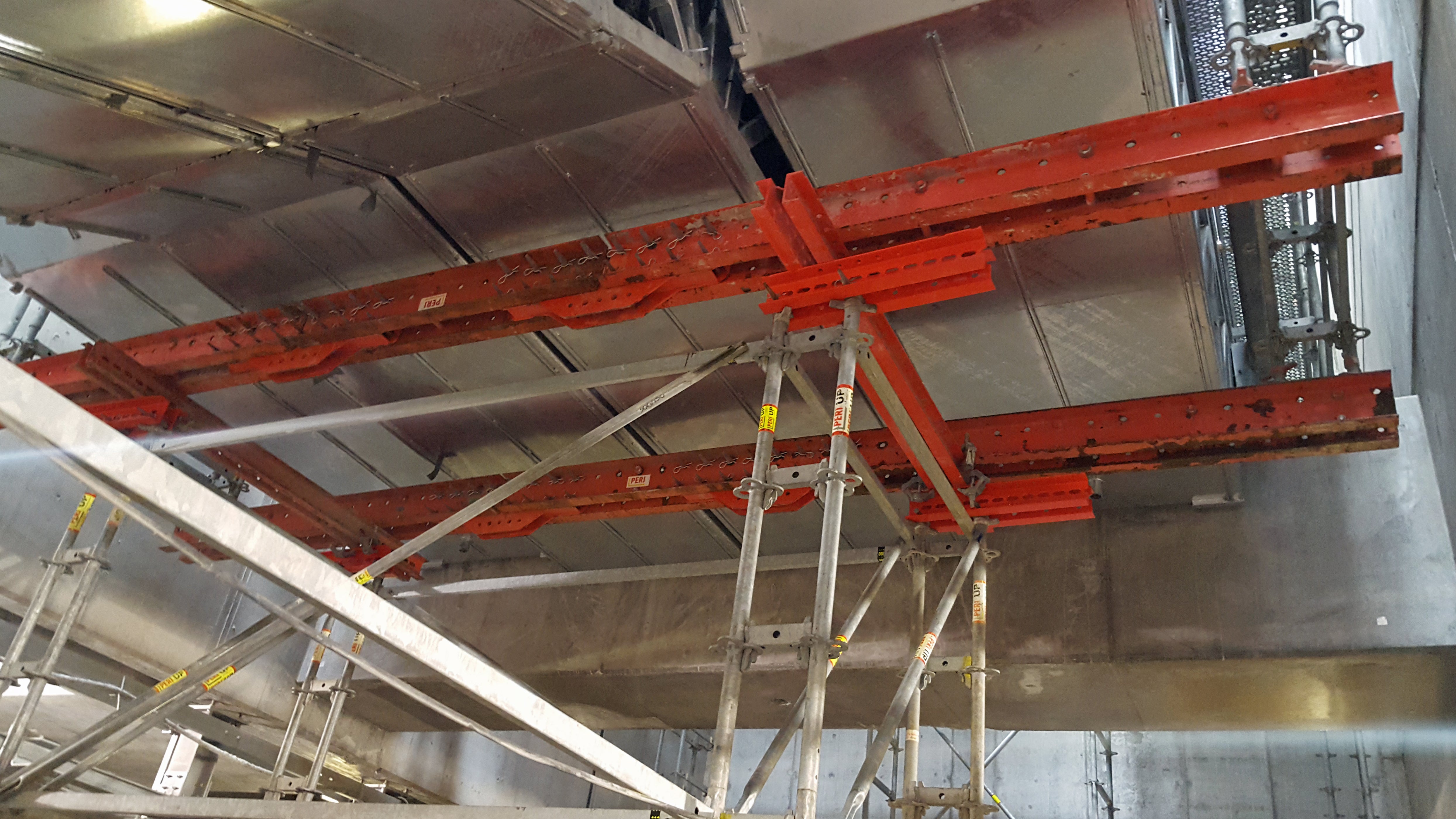 Udveksling i bunden af rulletrapperne