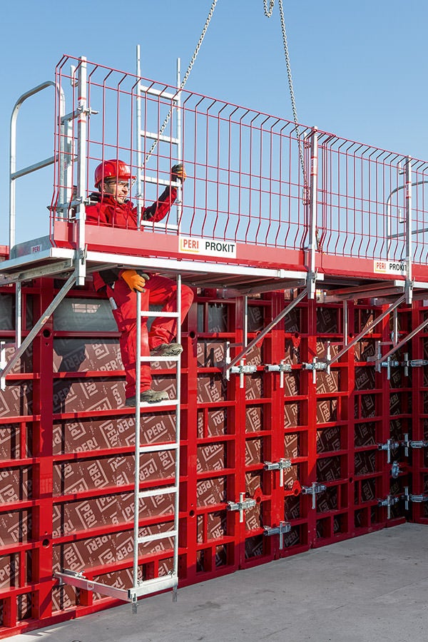 The supplementary system components such as decks with access hatches, ladder access, system solutions for internal and external corners as well as length compensations ensure a consistently reliable solution in all areas. 