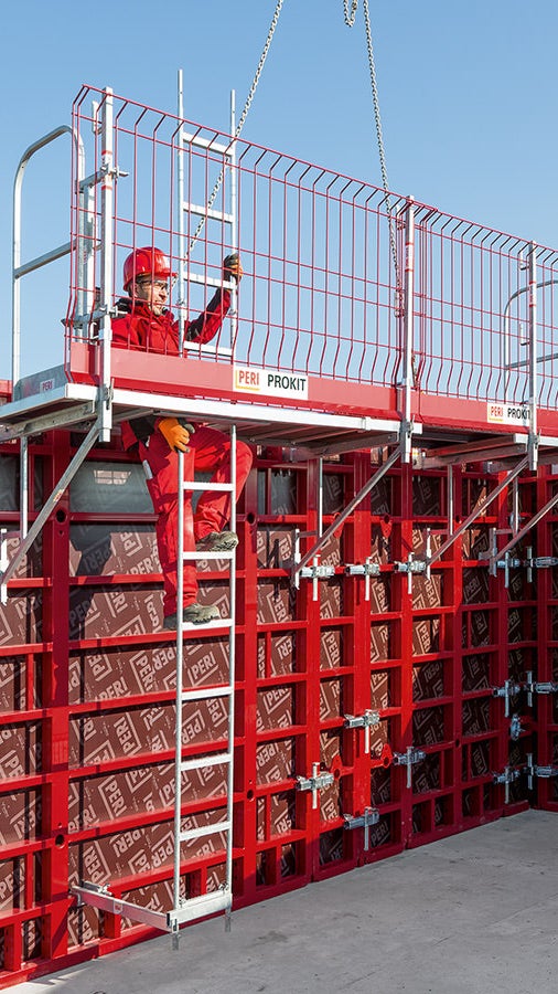 The supplementary system components such as decks with access hatches, ladder access, system solutions for internal and external corners as well as length compensations ensure a consistently reliable solution in all areas. 