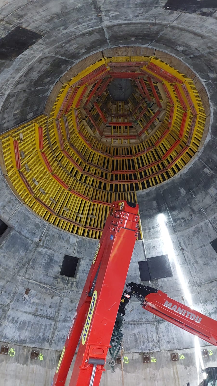 Toutes les fondations circulaires, les murs circulaires et les ouvertures circulaires dans les dalles de plancher ont été réalisés à l'aide du système RUNDFLEX, extrêmement facile à mettre en œuvre.