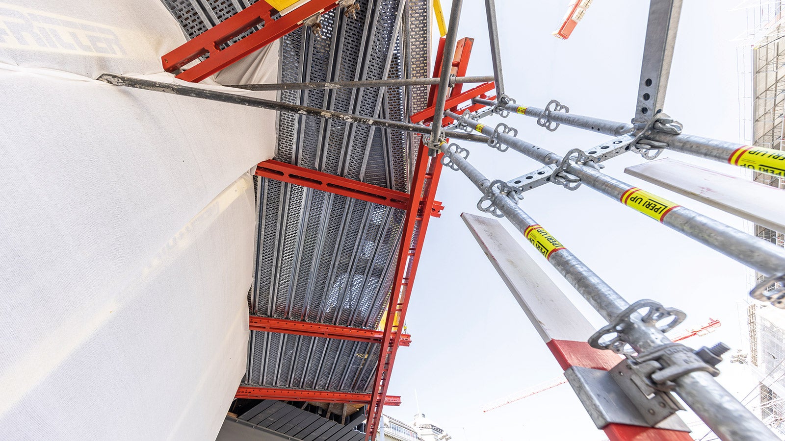 7,5 m Überbrückung mit SLS Spindel an Stahlbaubühne befestigt. Mit Hilfe der 3D-Planung wurde der Anschluss an die Öse am Podest exakt geplant. Podesthöhe und Länge der RCS-Schienen passten millimetergenau zusammen.