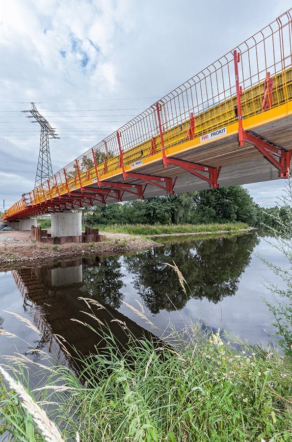 VARIOKIT Římsová konzola VGK s uzavřenou pracovní plošinou je ideálním řešením jak pro sanační práce tak i novou výstavbu.