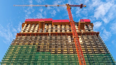 Выносные площадки для материала поднимаются с помощью гидравлики вверх. Площадки габаритами 4 м на 5 м выдерживают вес 2 тонны.