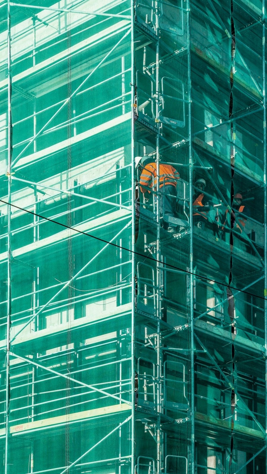 Bezpečnosť pracovníkov na stavbe okrem základných zarážok na vonkajšej strane zaisťovali aj vnútorné zábradlia.