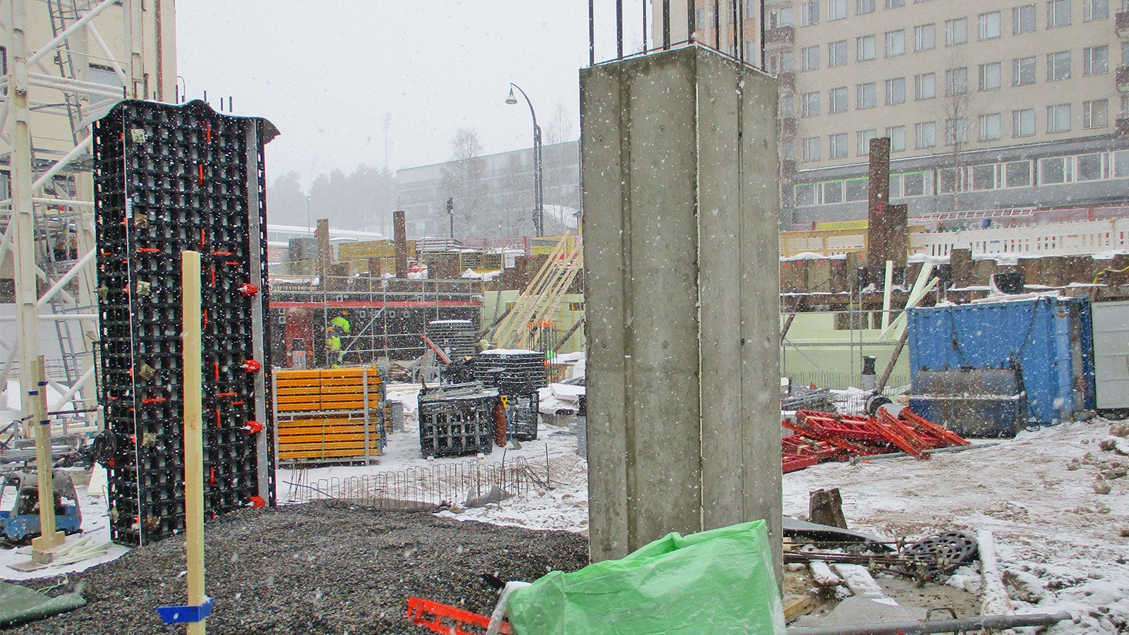 DUO:lla valettu, sekä valua odottava pilari.