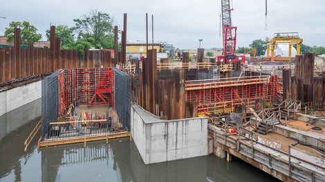For construction of the narrow, 100-ft-deep drop shaft at CSO 18, PERI provided a unique radial design using its CB Climbing Formwork and BR Platforms.