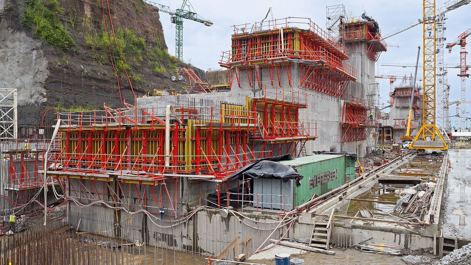 With the help of PERI formwork and scaffolding solution, massive components, e.g. as shown here for the Miraflores lock, can be quickly and cost-effectively realized.