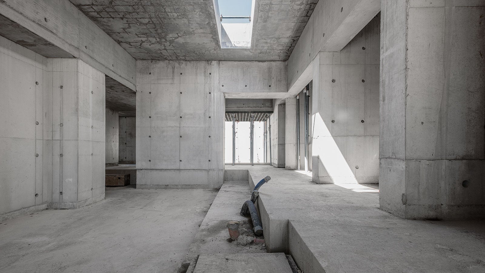 Quite literally, the structure pushes the boundaries of a ‘simple square’, as it comprises irregular angles in addition to varying floor heights throughout. <br/>(Photo: seanpollock.com)