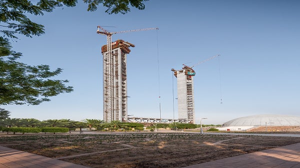 A construção das duas torres de 155 m de altura com planos terrestres extremamente delgados e em forma trapezoidal foi realizada usando um projeto de concreto armado. Dentro da geometria do núcleo angular, a parte de paredes com apenas 30 cm de espessura tinha que ser concretada e escalada.
