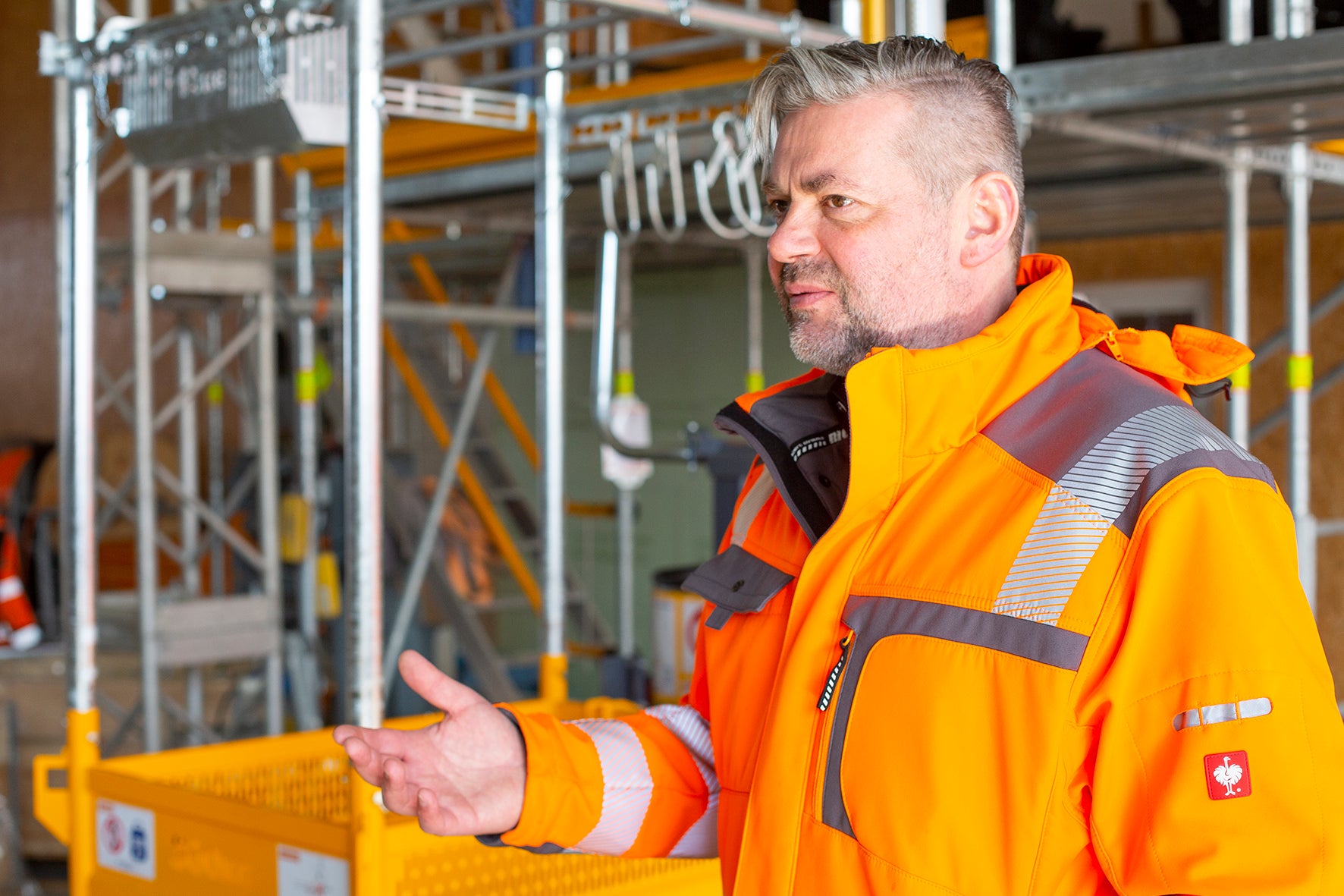 Innovative Arbeitsmittel wie das neue Gerüsttransportsystem Alimak STS 300 schonen seine Mitarbeiter und optimieren gleichzeitig die Arbeitsprozesse.