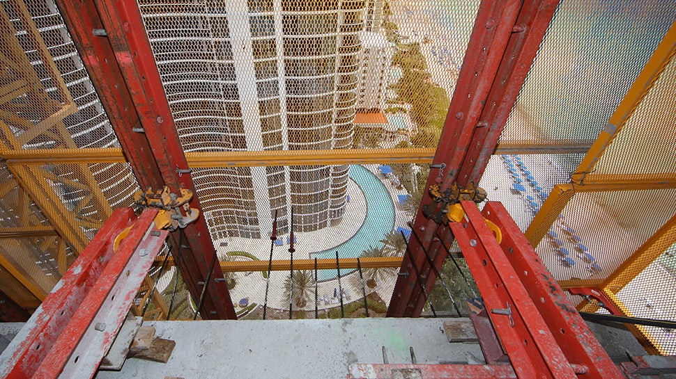 Three floors of LPS protection can be moved independently by hydraulics or crane at any time in the construction cycle.