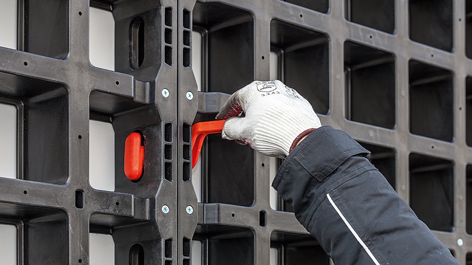 Simple to rig and disarm, DUO is designed to be easy to use even by inexperienced personnel and to ensure high productivity on site. Assembly and disassembly do not require the use of a hammer.