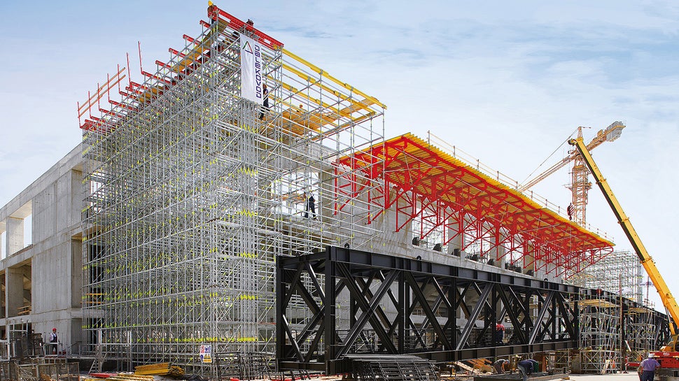 The PERI solution served as both shoring and an assembly platform on which the enormous steel trusses of the roof construction were set down, assembled and moved into position.