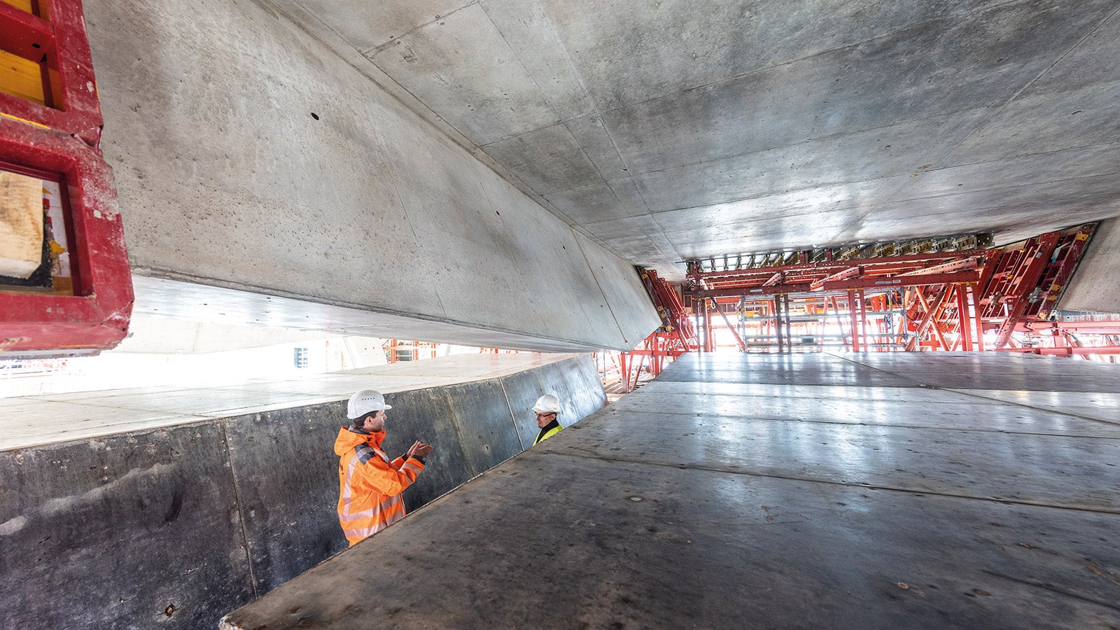 The formwork of the oblique-angled and V-shaped beams of the drive-by platform posed a particular challenge.