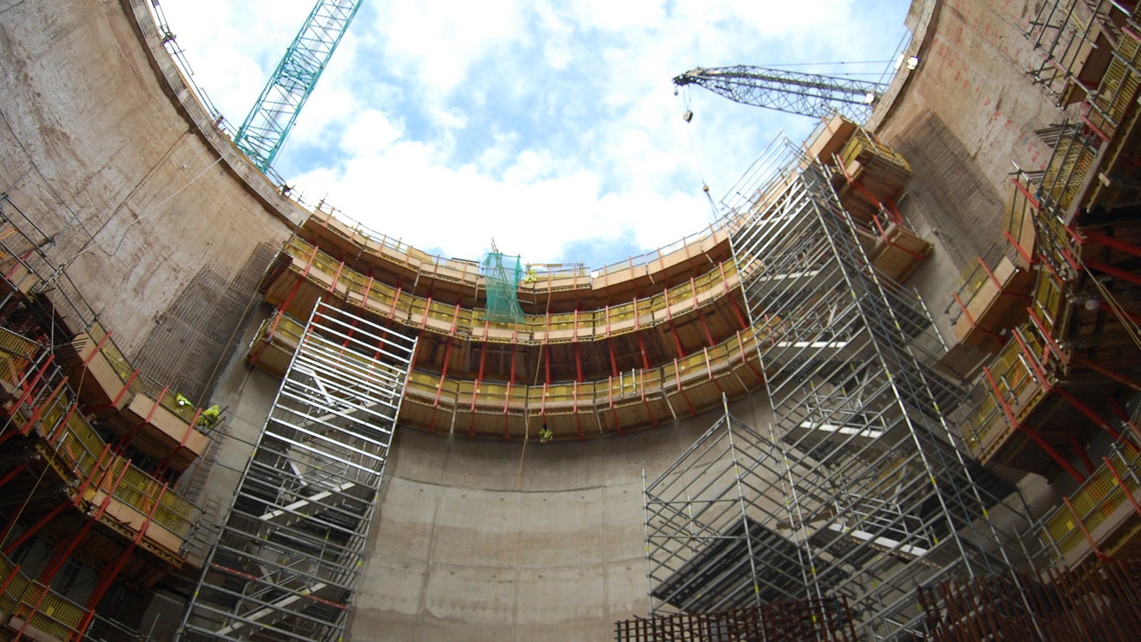 The SKS single-sided climbing system and PERI UP Access staircases providing a safe way to exit and enter the shaft at all times